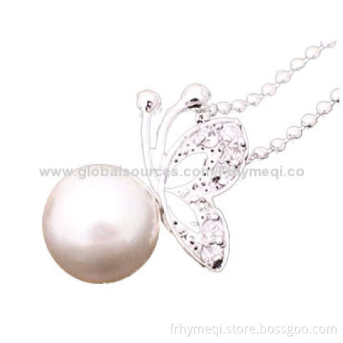 Fashionable pearl butterfly necklace